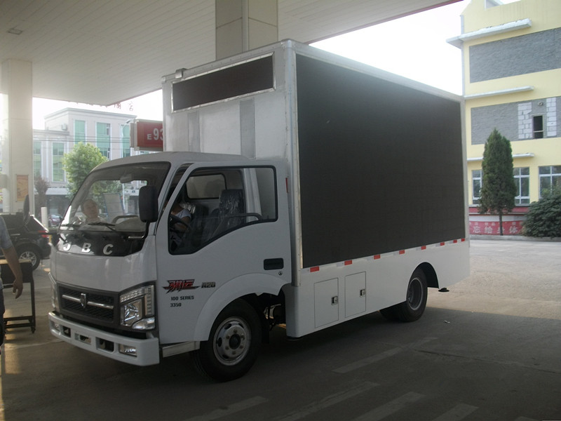 一輛led廣告車大概多少錢啊？led廣告車生產(chǎn)廠家在哪里？