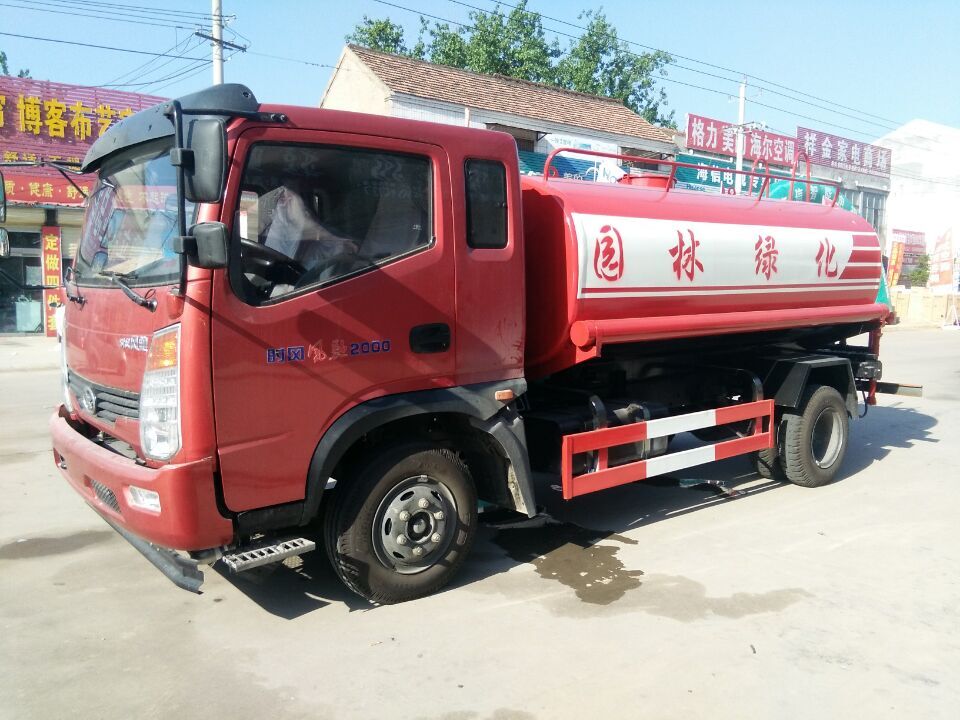 時(shí)風(fēng)風(fēng)馳2000灑水車8立方灑水車價(jià)格廠家直銷