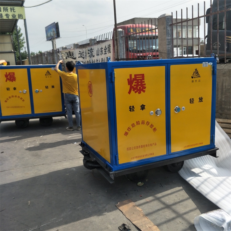 礦用爆炸危險(xiǎn)品運(yùn)輸車(chē) 礦井運(yùn)輸車(chē)防爆柜