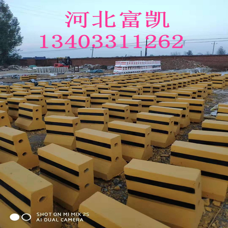 河北石家莊隔離墩批發(fā)水泥隔離墩廠134O3311262河北石家莊公路隔離墩批發(fā)