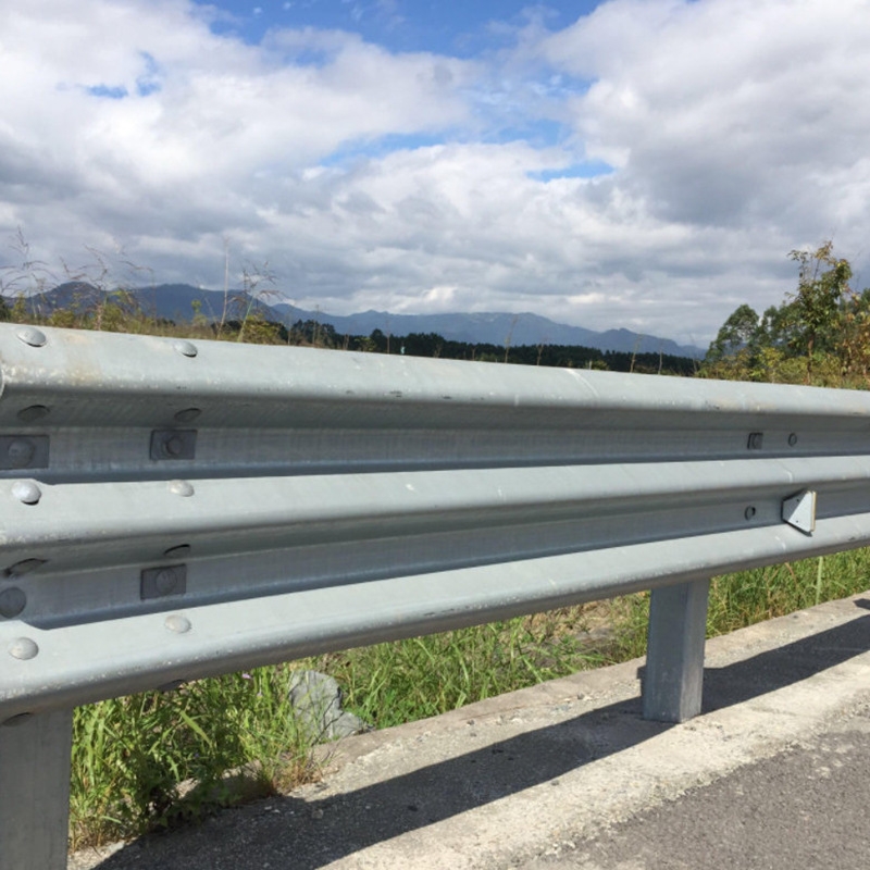 定制高速公路護欄防撞鄉(xiāng)鎮(zhèn)村波形欄公路鍍鋅隔離交通橋梁工廠護欄
