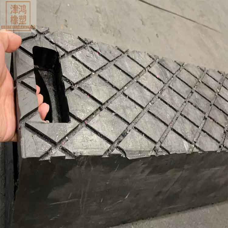 津鴻橡塑聚乙烯材質(zhì)黑色HDPE實(shí)心枕木可定制logo承重可高達(dá)幾十噸