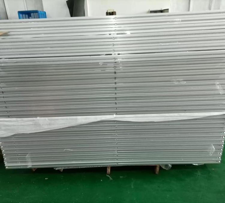定制鋁板折彎加工激光切割機打孔精密鈑金數(shù)控折彎