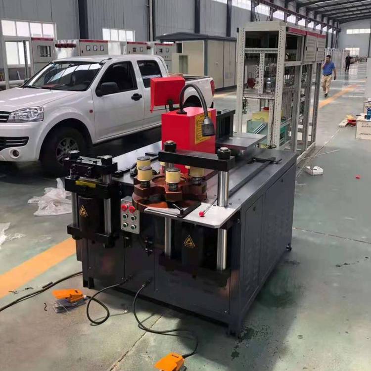 知途機械供應(yīng)ZTMX-30磚塔式母線加工機，開式數(shù)控折彎，方便高效，折彎角度準(zhǔn)確。