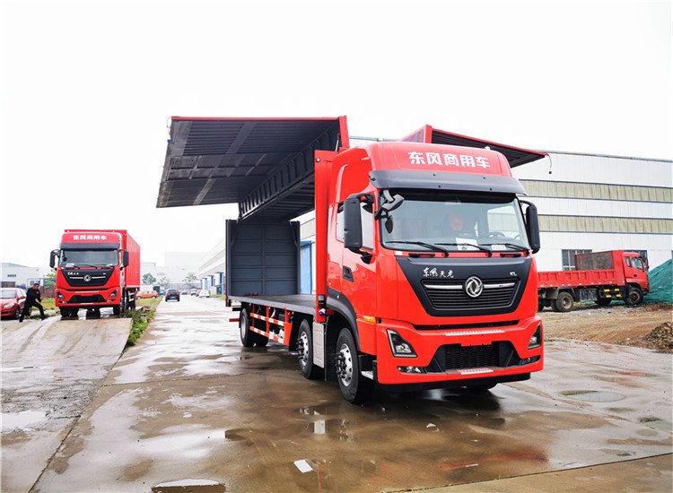 東風天龍KL三橋9米6飛翼車，高端翼展廂車定制，標準尺寸上戶無憂